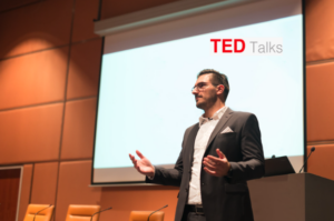 Read more about the article 12 Ted Talks yang Akan Mengubah Mindset Anda